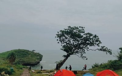 Rekomendasi Spot Sunset di Pantai Kesirat
